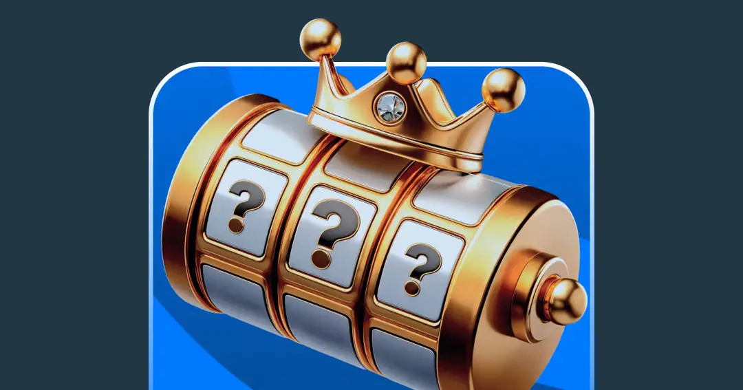 גליל של מכונת מזל מוזהב עם שלושה סימני שאלה וכתר זהב, על רקע כחול, תחושה של זכייה בג'קפוט. stakeil -