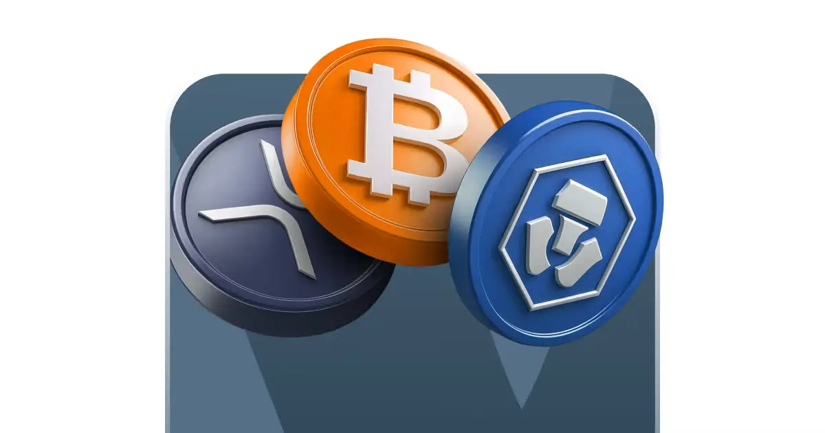 שלוש מטבעות: XRP, ביטקוין ו-Crypto.com על רקע עגול, המסמלים הימורים ופוקר במטבעות קריפטוגרפיים. stakeil -