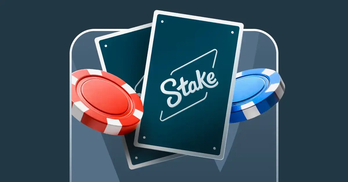 שני קלפי פוקר עם הכיתוב "Stake" מאחוריהם, אסימוני פוקר אדומים וכחולים על רקע כהה, אווירת משחק פוקר מול הדילר. stakeil -